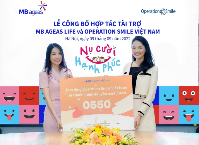 Đại diện MB Bank - bà Nguyễn Thùy Linh trao tặng Operation Smile Việt Nam tài khoản thiện nguyện minh bạch.