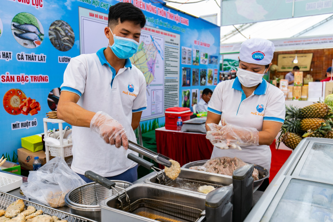 Đơn cử, gian hàng trưng bày, giới thiệu nông sản của tỉnh Hậu Giang, trong đó có đặc sản chả cá thát lát được chế biến tại chỗ.