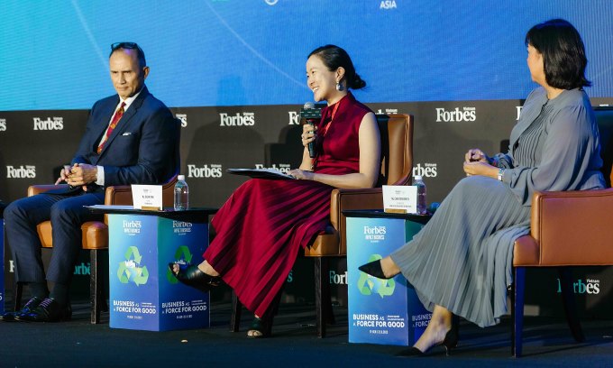 Từ trái sang, ông Darryl J. Dong, bà Shuyin Tang và bà Christina Ameln. Ảnh: Forbes Việt Nam