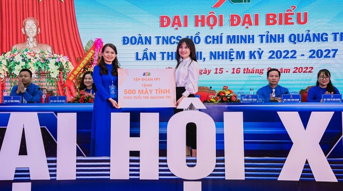 Đại diện lãnh đạo Tập đoàn FPT đã trao tặng 500 máy tính cho Đoàn Thanh niên tỉnh Quảng Trị. Ảnh: FPT