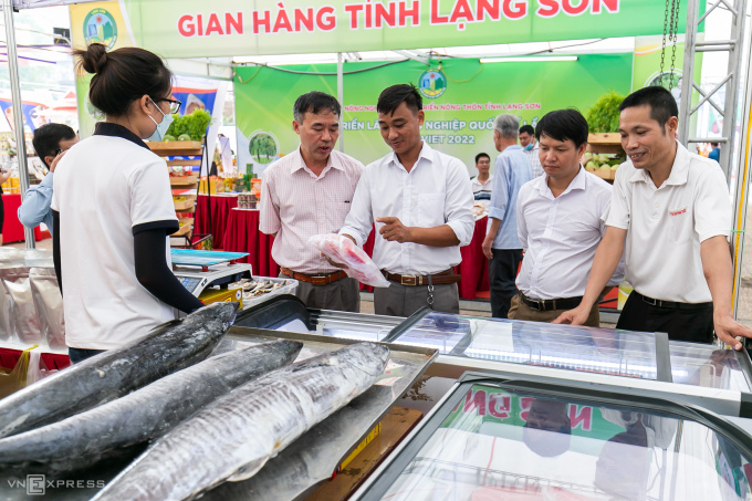 Hội chợ năm nay có nhiều mặt hàng nông lâm thủy sản, hàng tiêu dùng, lương thực, thực phẩm đồ uống đa dạng, đảm bảo nguồn gốc xuất xứ, được bảo hộ chỉ dẫn địa lý, đạt tiêu chuẩn sản phẩm thuộc Chương trình mỗi xã một sản phẩm OCOP từ 3 sao trở lên, sản phẩm hữu cơ, sản phẩm xuất khẩu chủ lực.