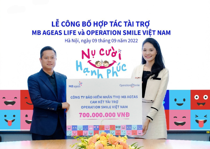 Ông Lê Phạm Duy – Phó Tổng Giám đốc MB Ageas Life và Trần Thị Hương Giang – Đại diện Operation Smile Việt Nam tại Lễ công bố hợp tác tài trợ giữa hai đơn vị.