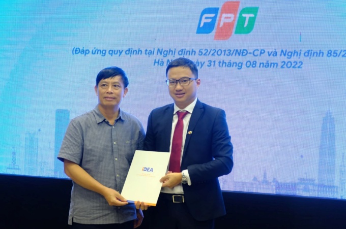 Đại diện lãnh đạo công ty Hệ thống Thông tin FPT nhận giấy đăng ký từ Bộ Công Thương.