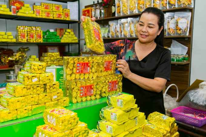 Một chủ gian hàng chè đang giới thiệu sản phẩm tại triển lãm. Ảnh: Đình Tùng