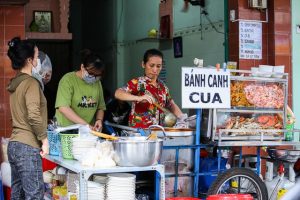 Bánh canh cua gạch nguyên con giá 135.000 đồng hút khách ở TP.HCM - Ảnh 1.