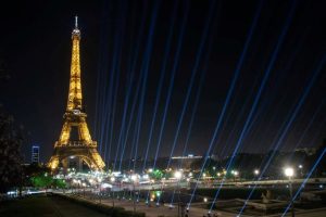 Khủng hoảng năng lượng đến cùng cực, châu Âu sắp tắt cả đèn của tháp Eiffel để tiết kiệm điện - Ảnh 1.