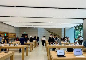 Người Việt sang Singapore, Thái Lan xếp hàng mua iPhone 14 có nguy cơ tay trắng ra về - Ảnh 1.