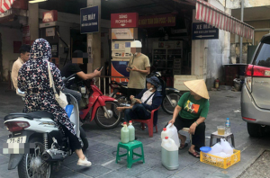 Cây xăng hết hàng, 'cây xăng' tự phát bán ngay phía trước, 'mua bao nhiêu cũng có'