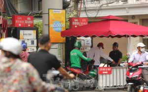 Hà Nội: Loạt điểm bán treo biển hết xăng, nhiều cột bơm đột nhiên lăn ra... 'ốm'